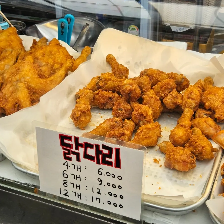 부위별로 준비된 닭다리와 날개, 봉