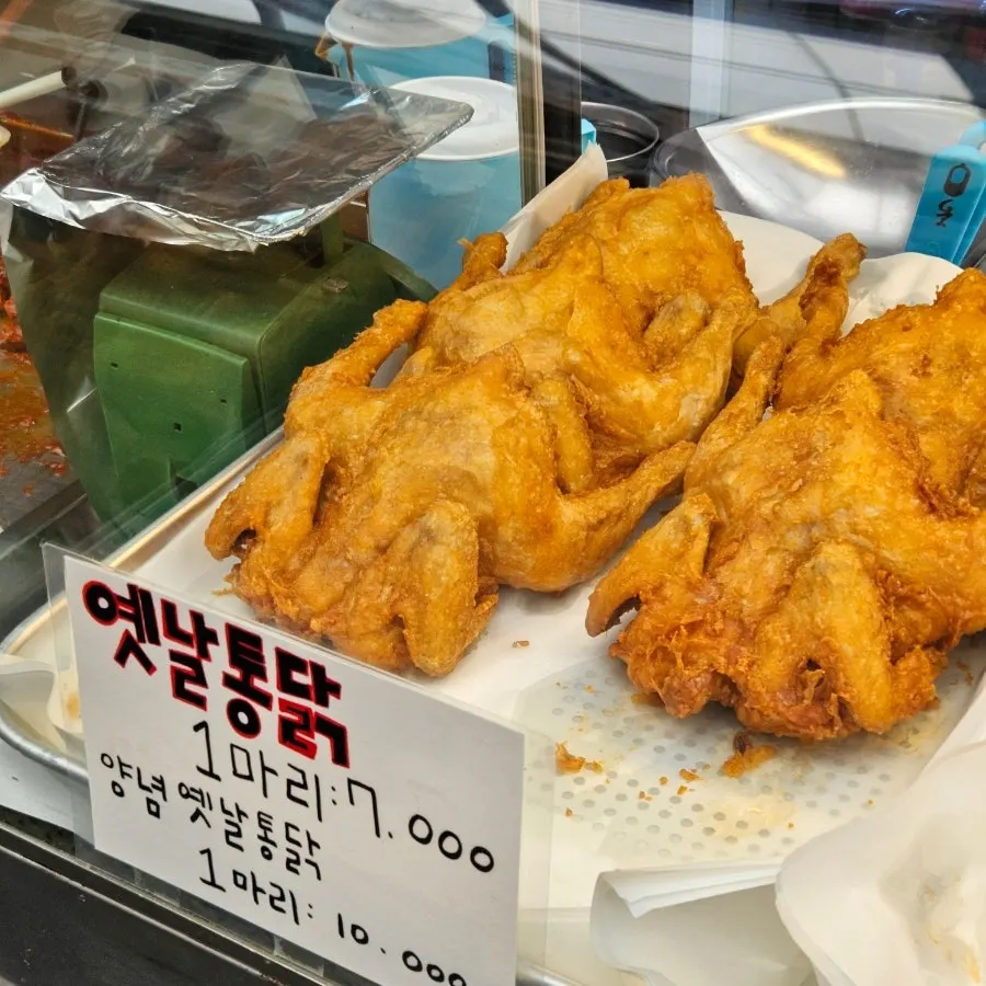 매장 앞에 붙은 메뉴별 가격표
