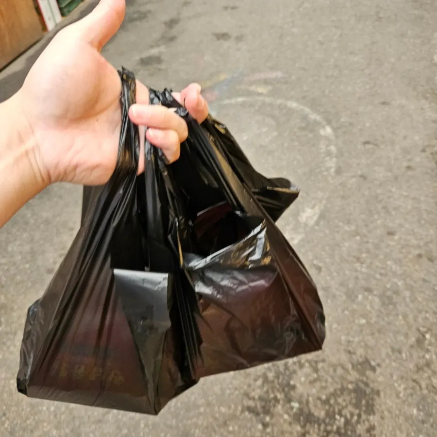 주문과 조리가 가까이 보이는 시장 매장 내부