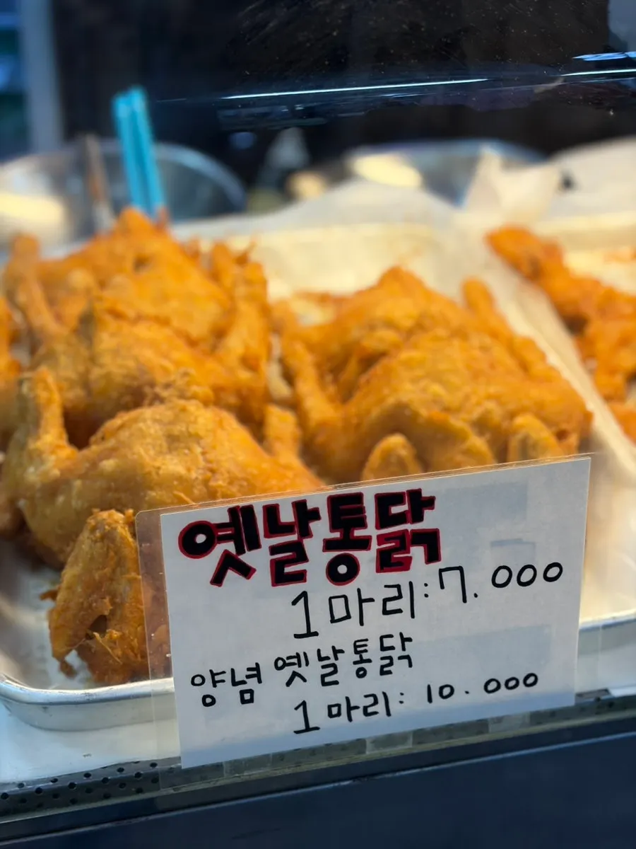 갓 튀겨낸 치킨이 쌓인 김씨치킨 조리대