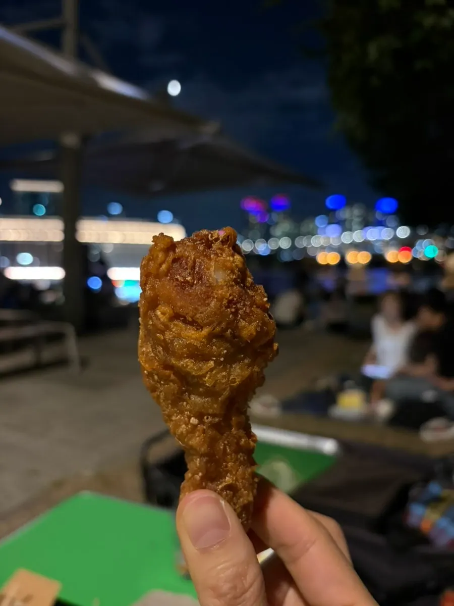 큼지막한 후라이드 닭다리