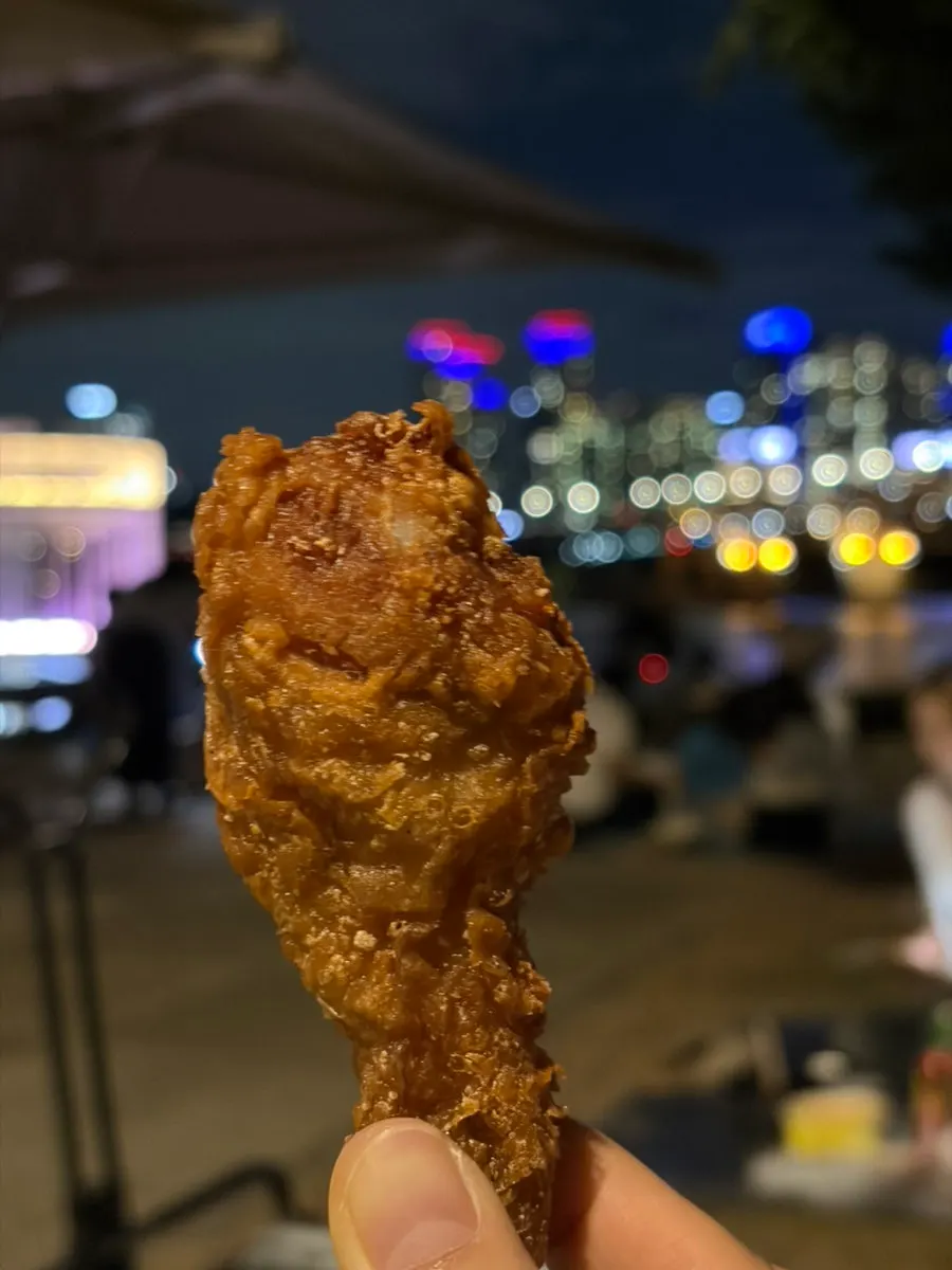 식어도 바삭한 닭다리 단면
