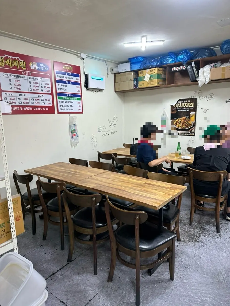 Chỗ ngồi ăn tại chỗ bên trong Mr. Kim's Chicken Jayang Market Branch