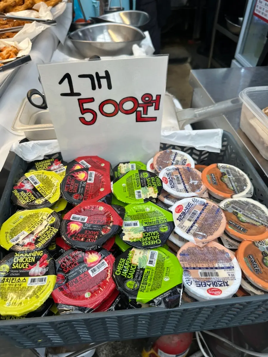 Khu vực chiên trước quầy bếp của Mr. Kim's Chicken Jayang Market Branch