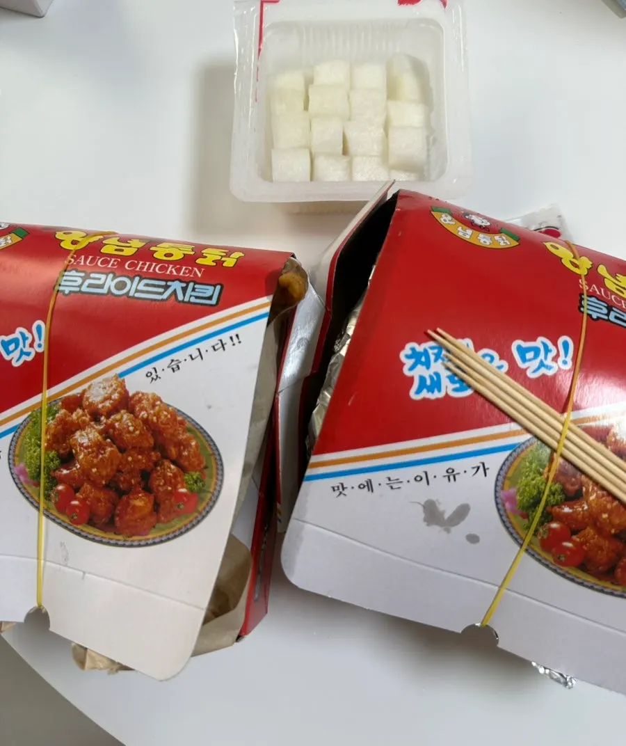 Dakgangjeong cay ngọt đang được trộn sốt
