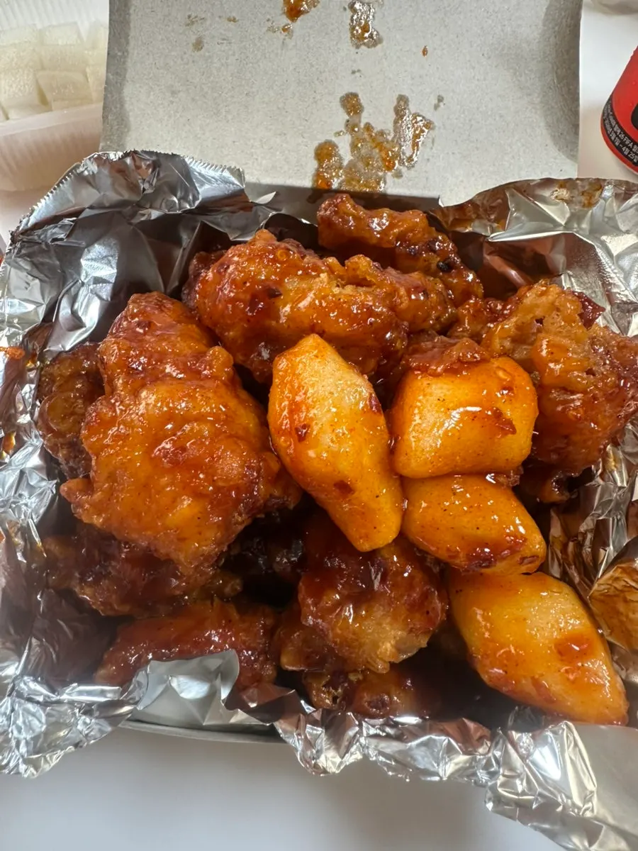 Miếng dakgangjeong cay vừa cỡ to