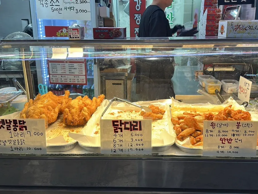 깔끔하게 관리된 김씨치킨 매대와 조리대