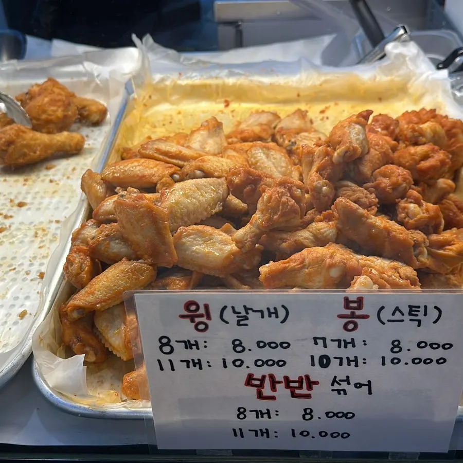 부위별로 진열된 치킨 매대