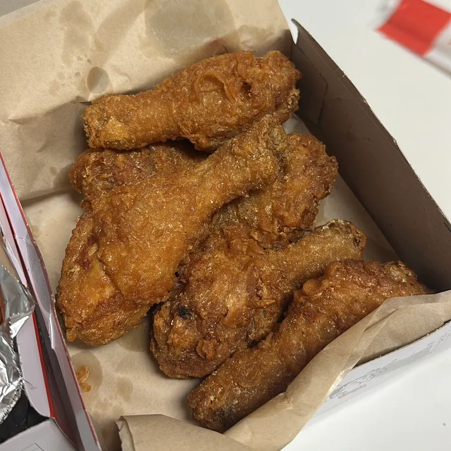 집어 든 닭강정 한 조각