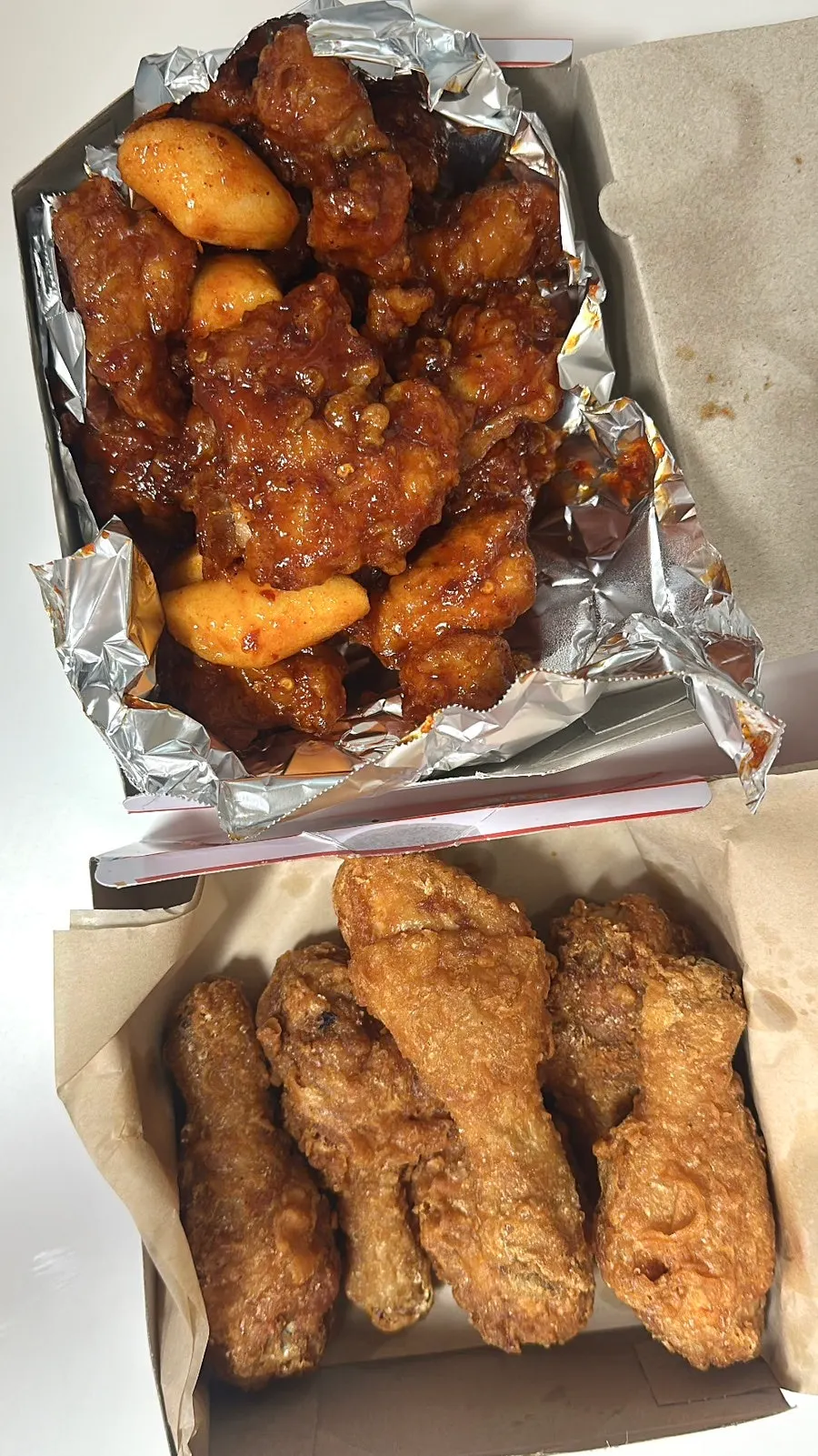 닭강정과 닭다리를 함께 차린 상차림