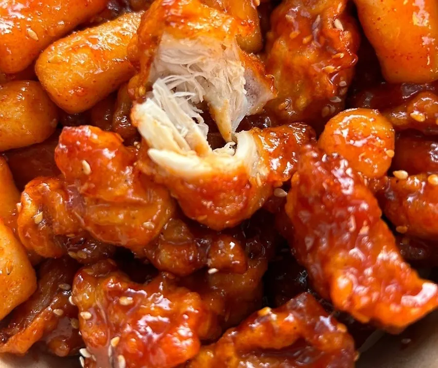 공원 벤치에서 맥주와 함께 즐기는 치킨