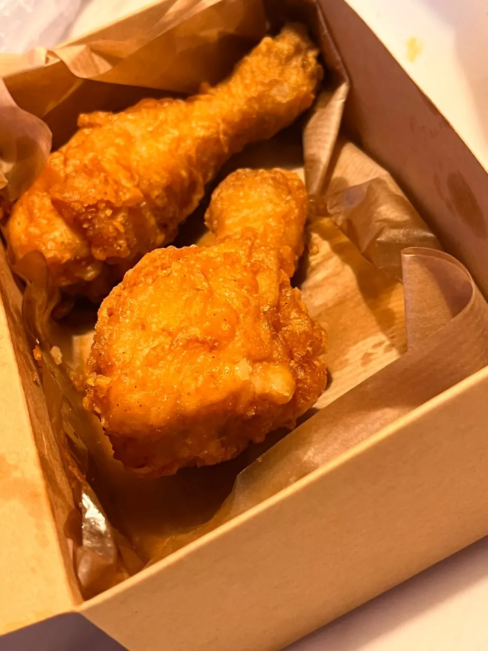 한 입 베어 문 닭다리 후라이드 속살