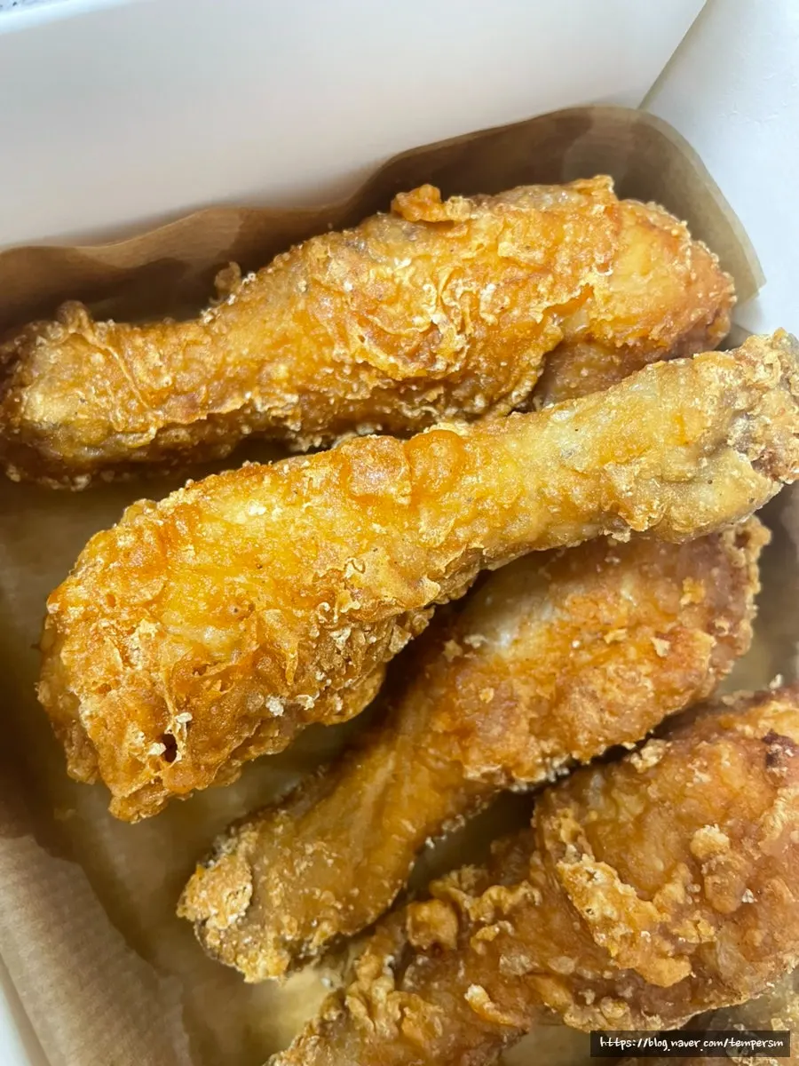 거의 비워진 닭다리 포장 용기