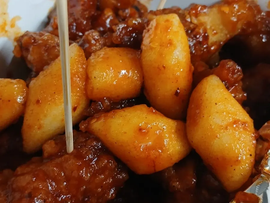 Surface of the medium-spicy dakgangjeong sauce