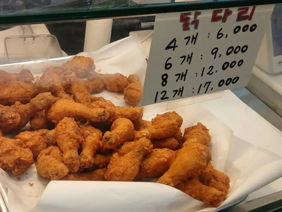 Picking up a piece of dakgangjeong