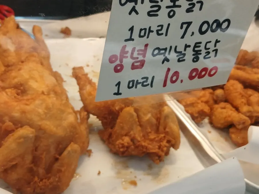 Crispy batter on dakgangjeong sauce