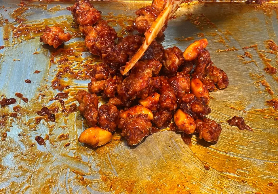 양념을 버무린 김씨치킨 닭강정