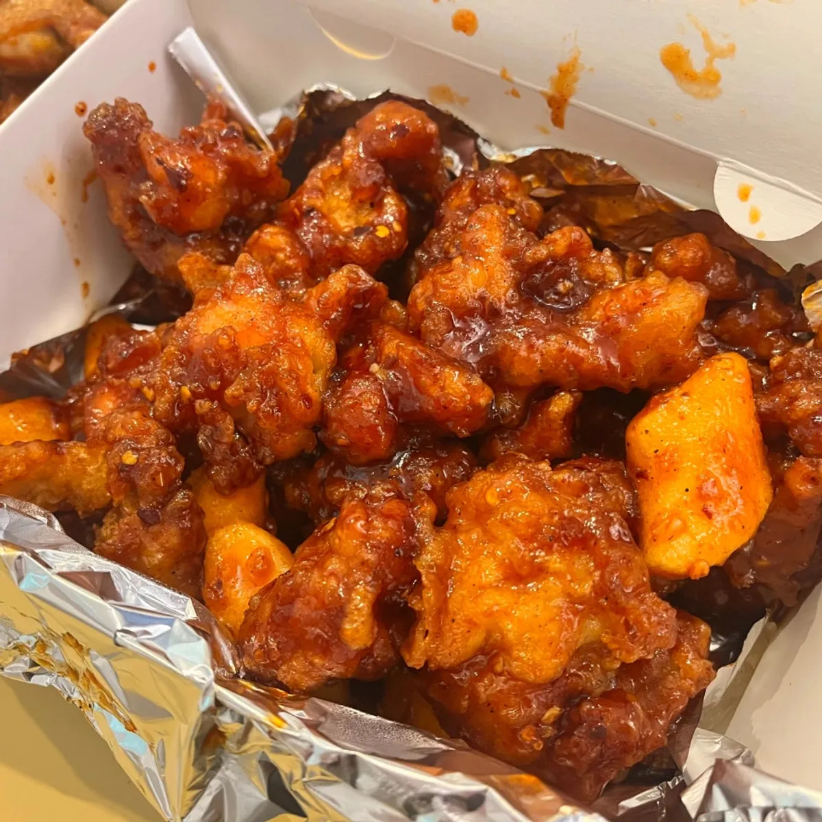 포장한 닭강정 중간매운맛 특 사이즈