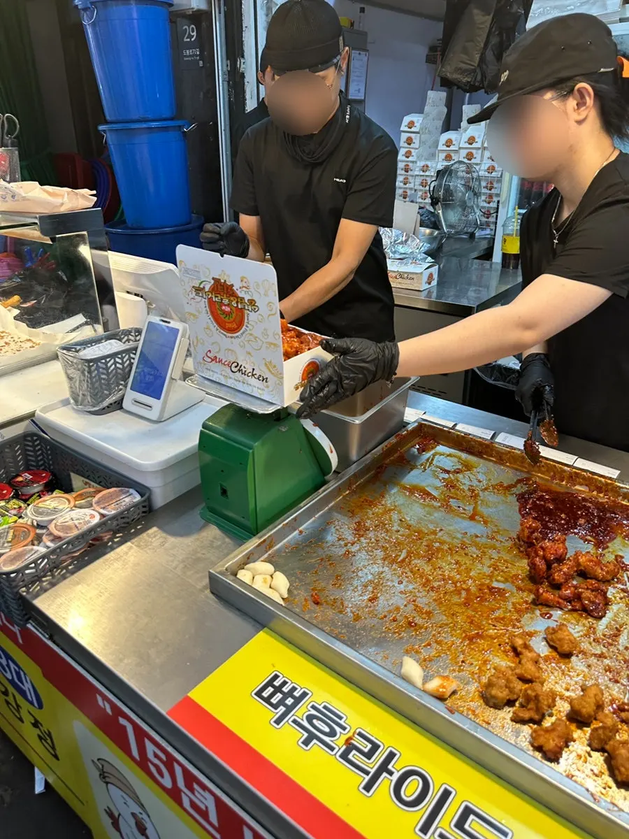 옛날통닭과 부위별 메뉴 안내판