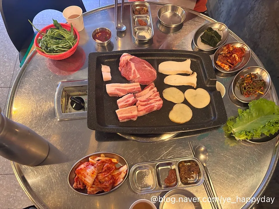 パキムチやミョンイナムルなど焼肉店の基本のおかずの並び