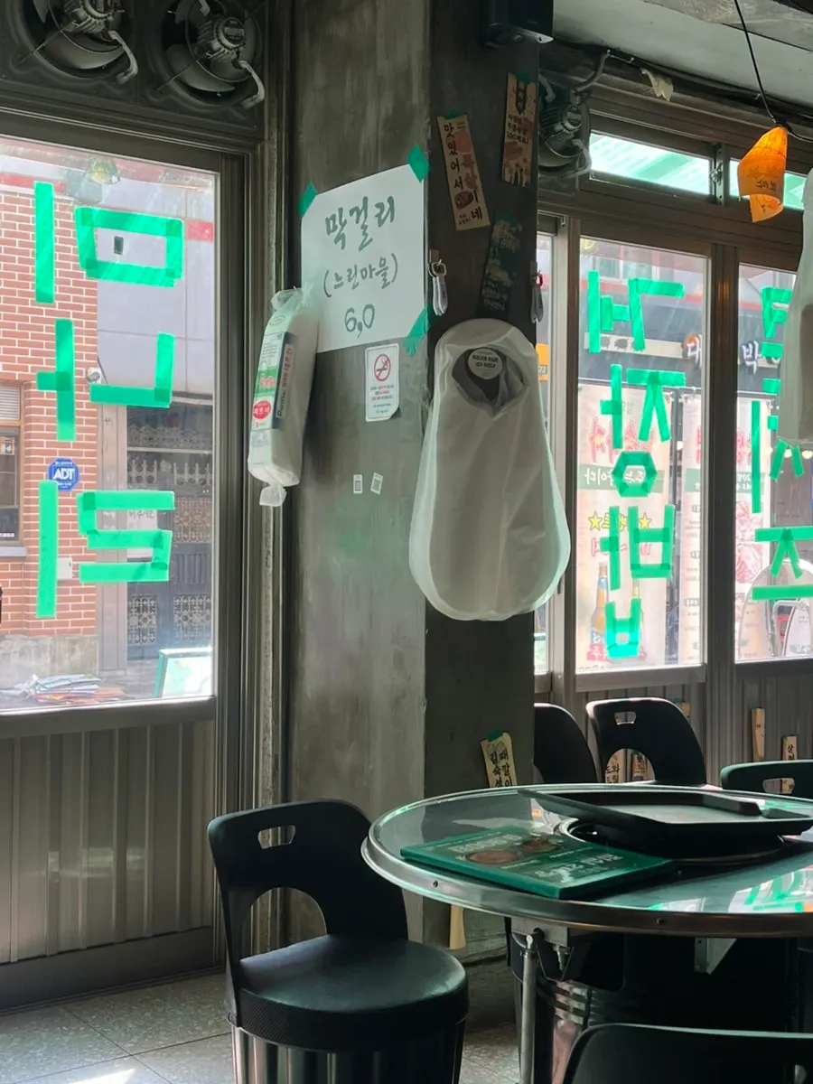 고기집 일회용 앞치마와 수납형 의자