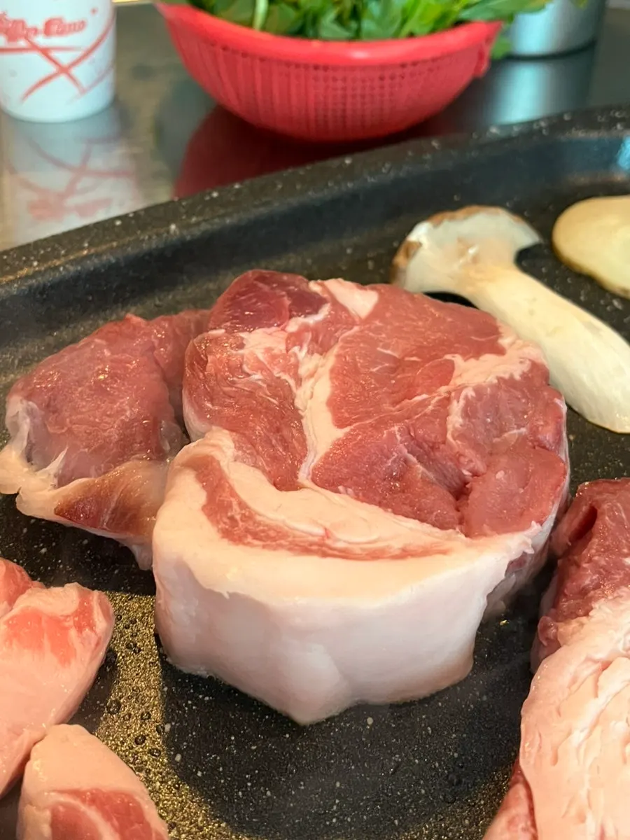 두툼하게 썰린 숙성 목살과 삼겹살