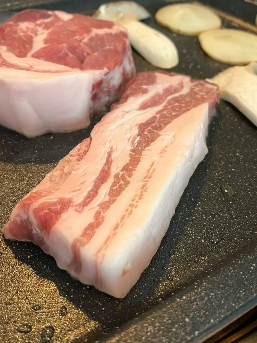 불판에 올려 굽는 목살과 가브리살