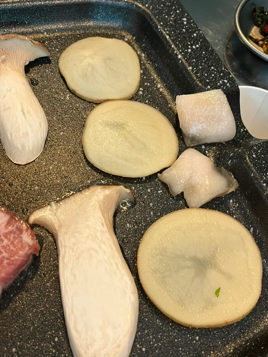 새송이버섯과 감자를 함께 굽는 불판