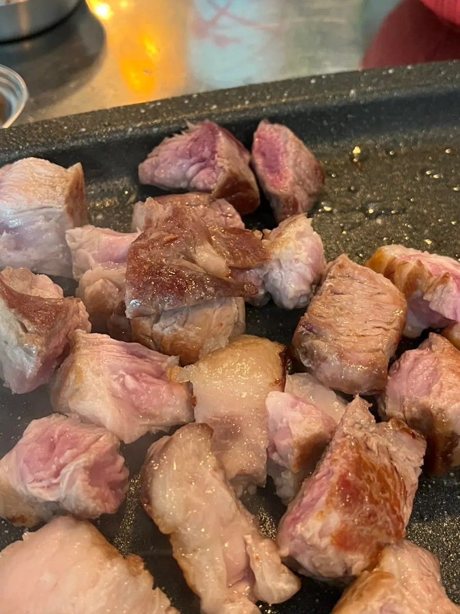 육즙이 살아있는 두툼한 목살 구이