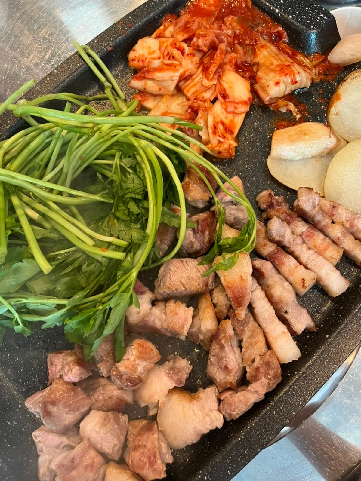 김치까지 함께 구워진 고기 불판