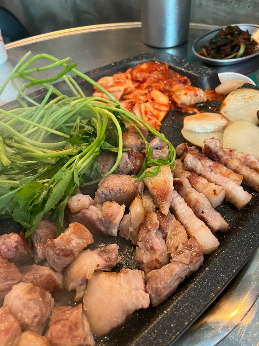 미나리를 산더미처럼 올린 김숙성 스페셜 한상