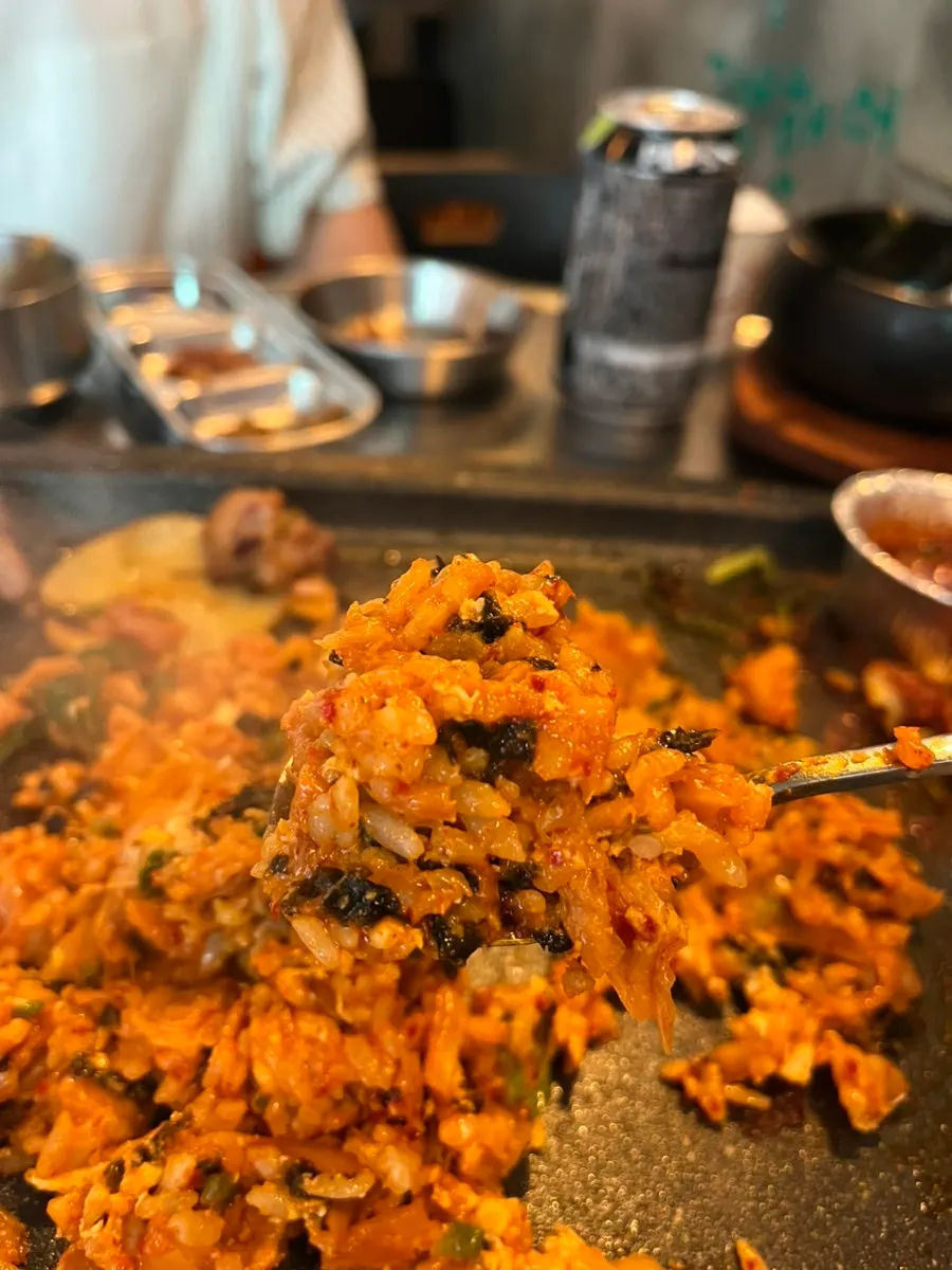불판에 눌러 만든 김치 볶음밥