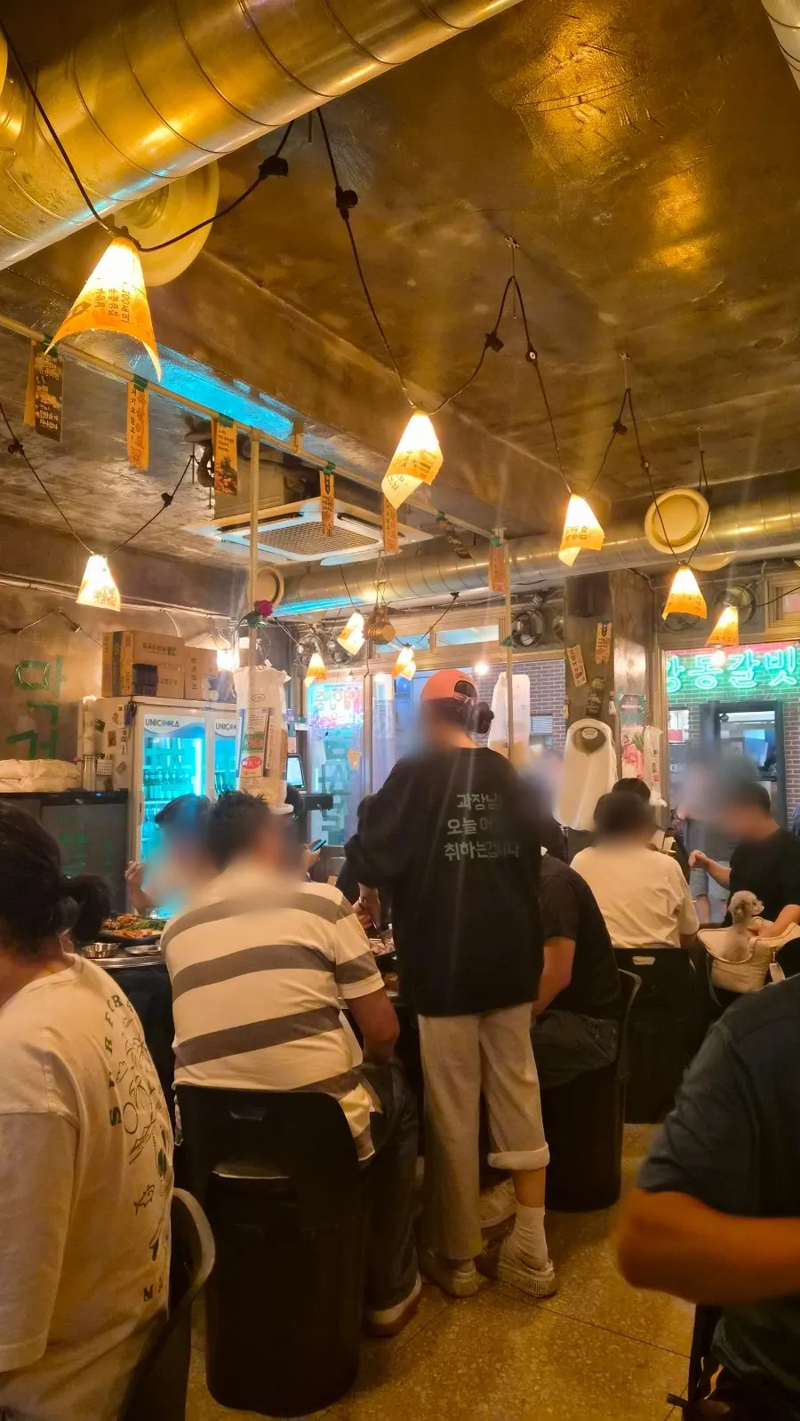 김숙성 성내점 매장 앞 야장테이블과 메뉴 안내판