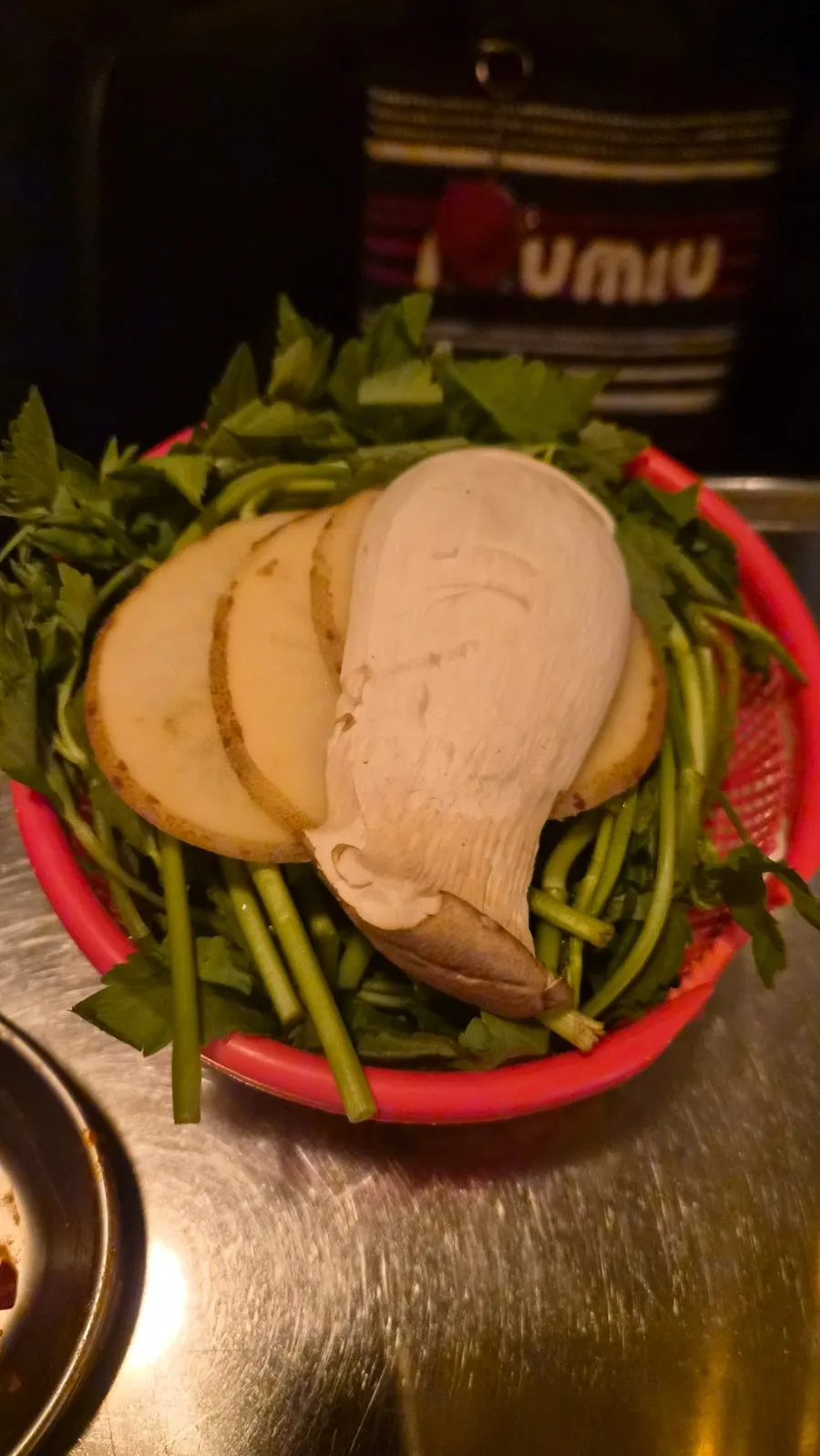 테이블에 차려진 밑반찬과 채소