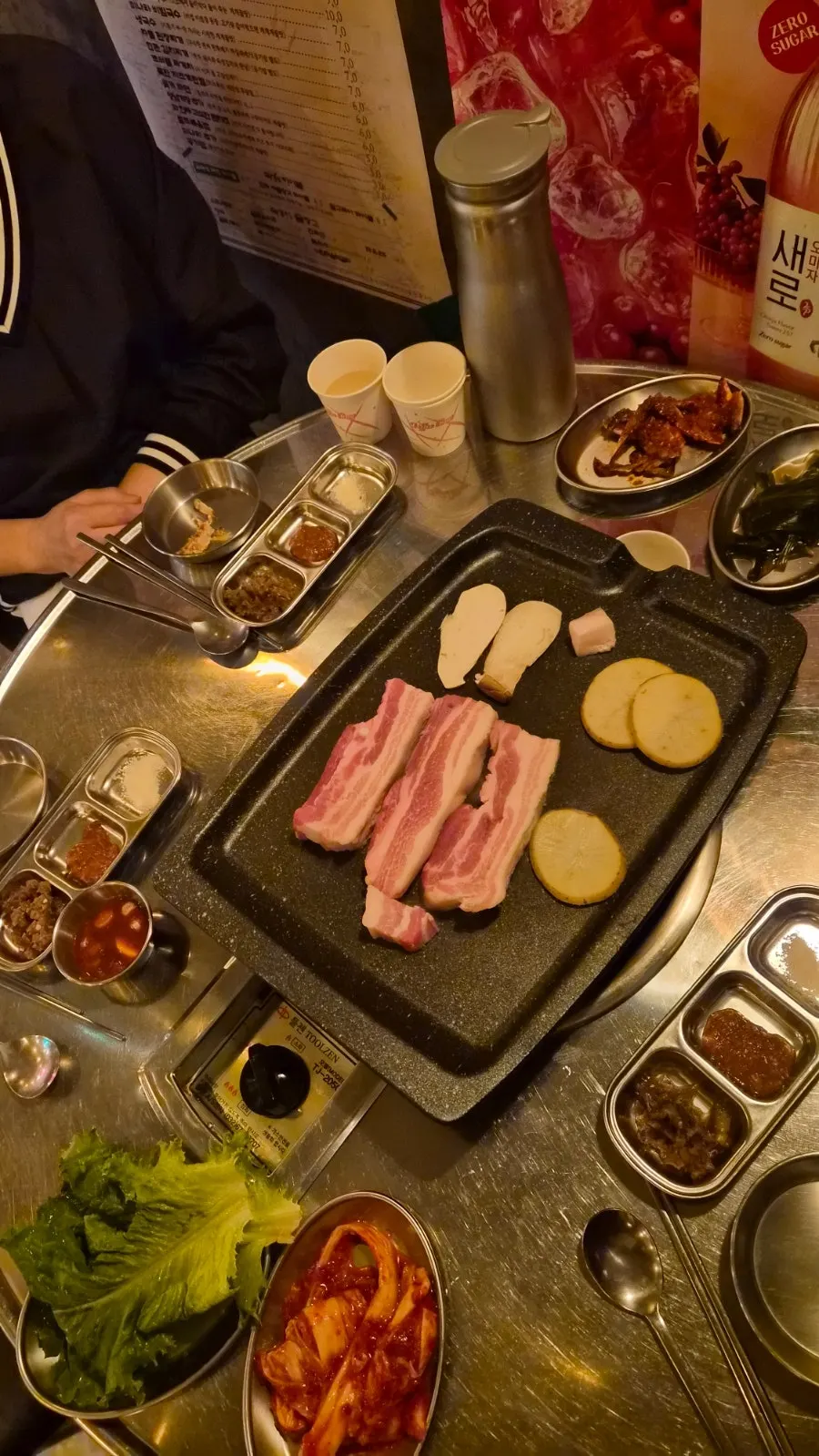 불판에 올린 삼겹살과 김치