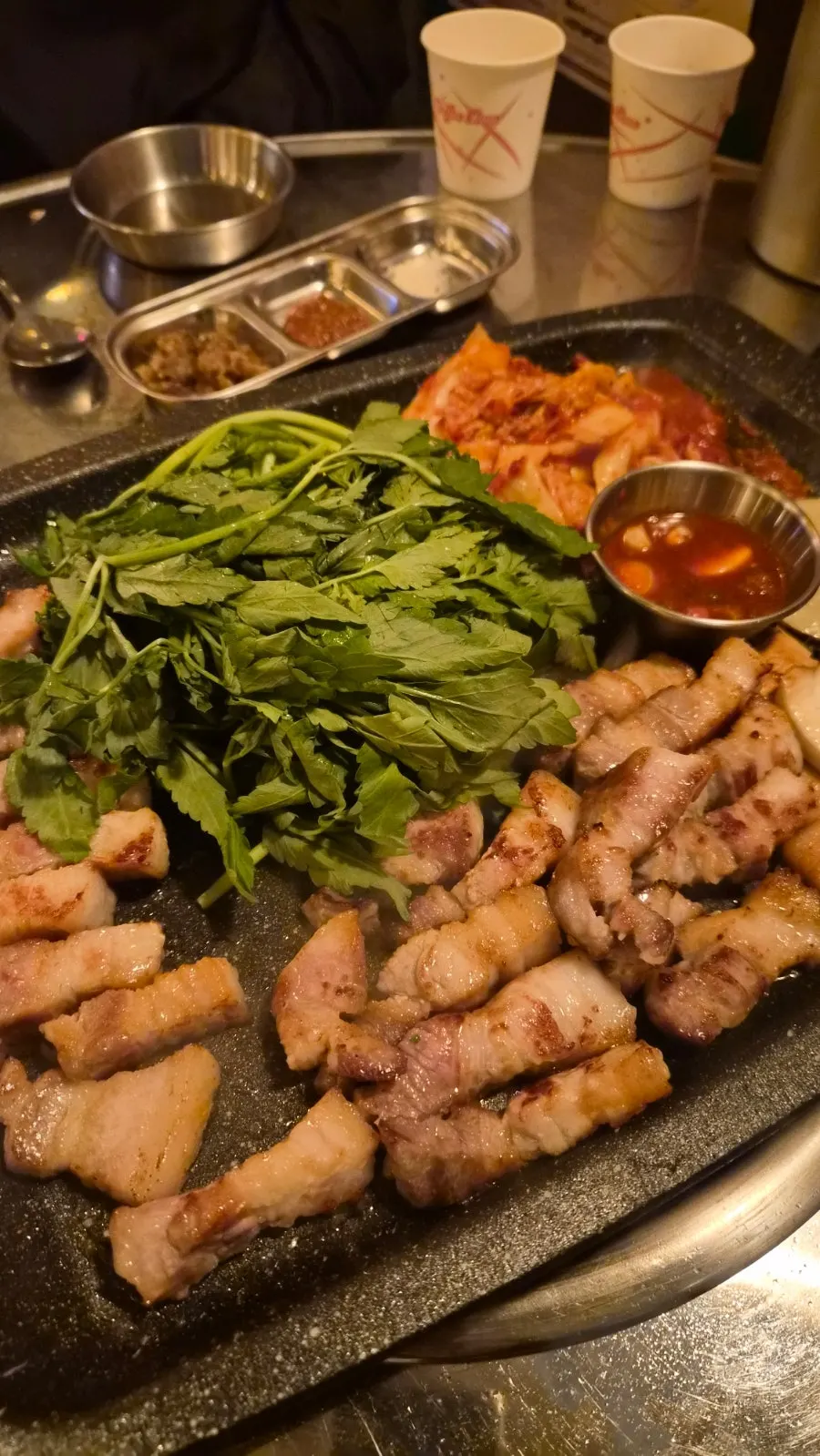삼겹살과 채소를 곁들인 한 점