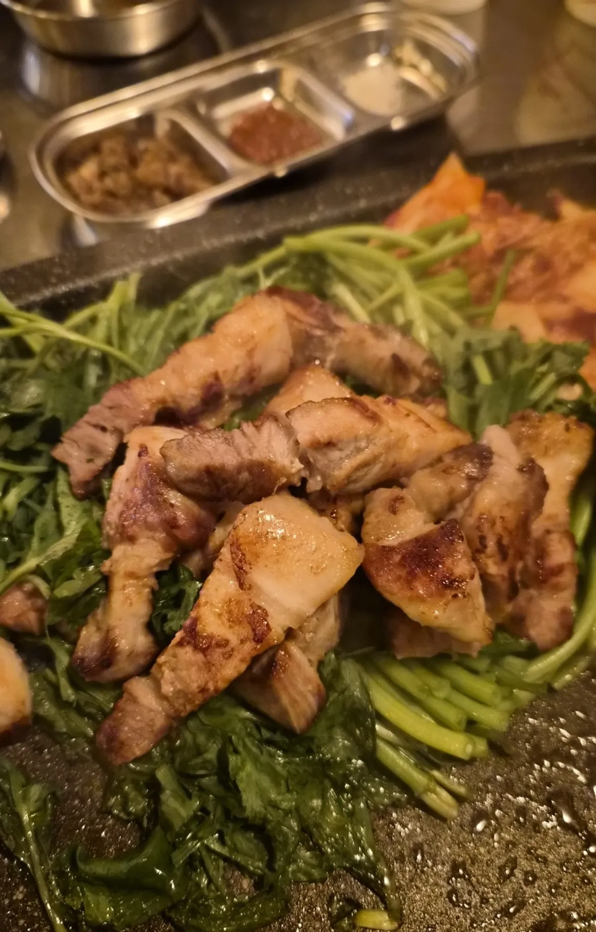 천호역 김숙성 성내점 삼겹살 구이 장면