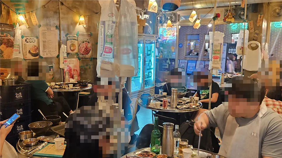 Table and grill seating at Gim Sukseong Seongnae Branch
