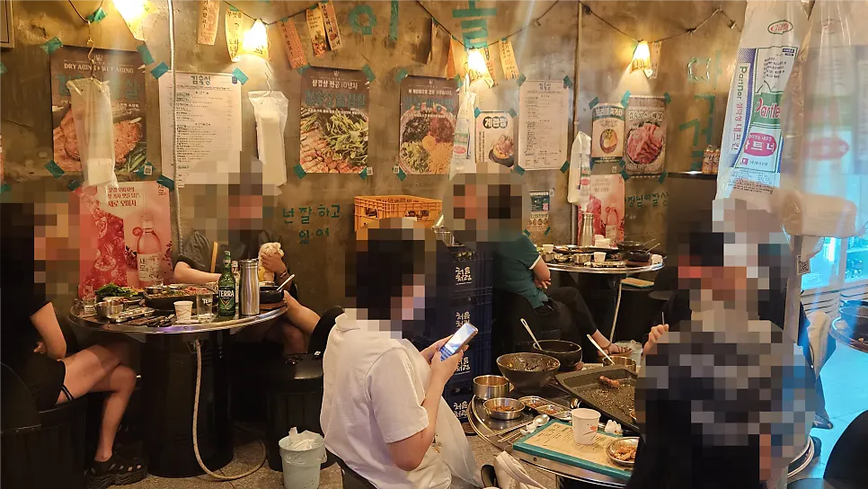 Restaurant filling up with customers on a weekend early evening