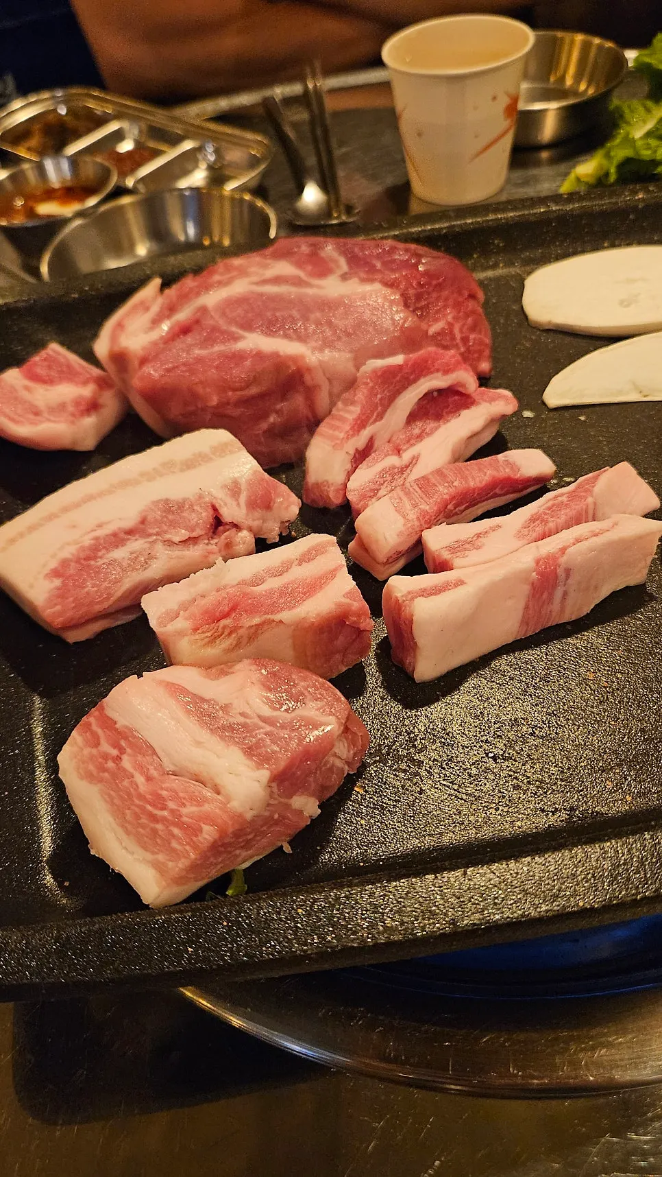 Minari placed on the edge of the grill pan