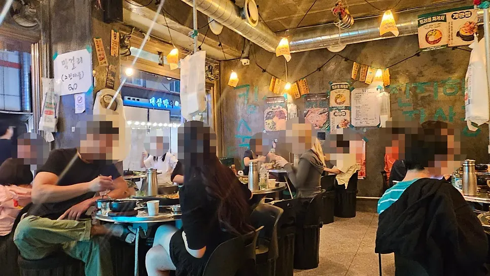 Semi-outdoor table seating at Gim Sukseong Seongnae Branch