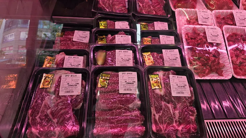 Pre-packed flower marbled loin, chuck flap, and skirt steak