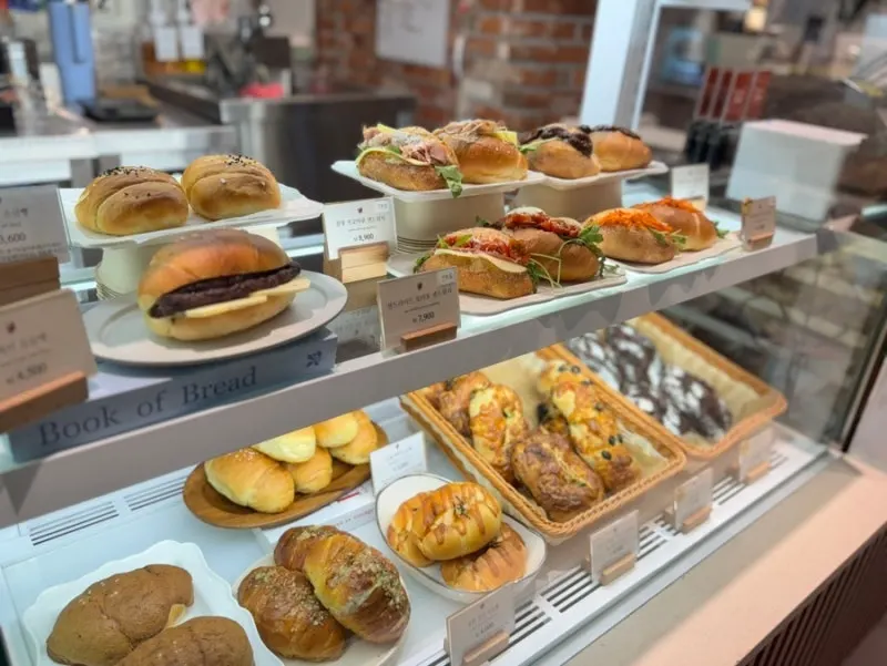 Bakery display case inside Boulangerie Tan's KINTEX branch