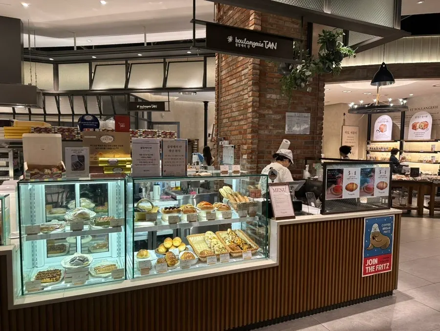 Boulangerie Tan storefront on the basement 1st floor of Hyundai Department Store KINTEX