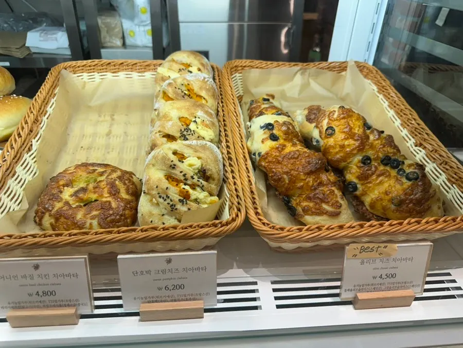 Display shelf with a sign for the 3+1 salt bread promotion