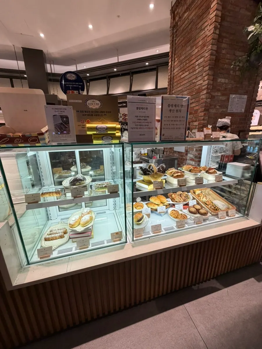 Entrance to Boulangerie Tan at Hyundai Department Store KINTEX