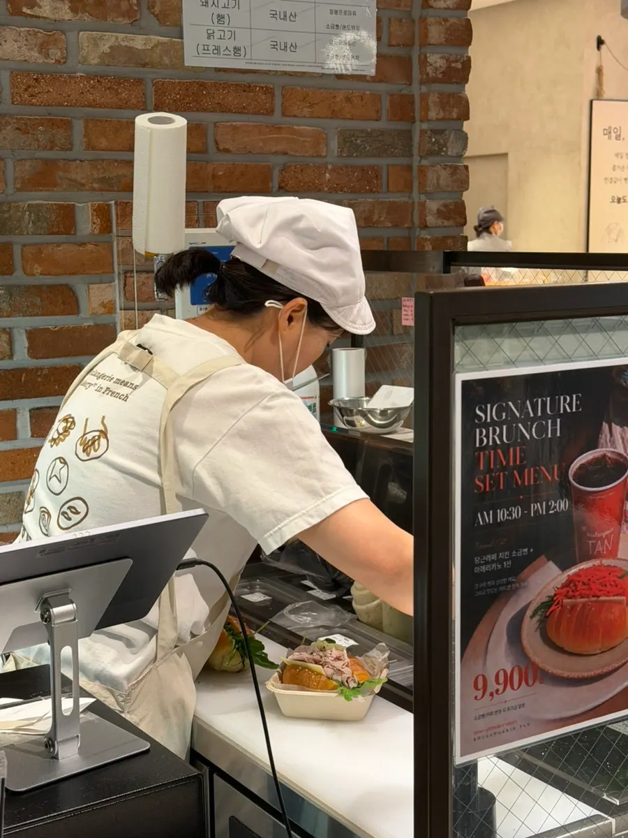 Order counter at Boulangerie Tan KINTEX