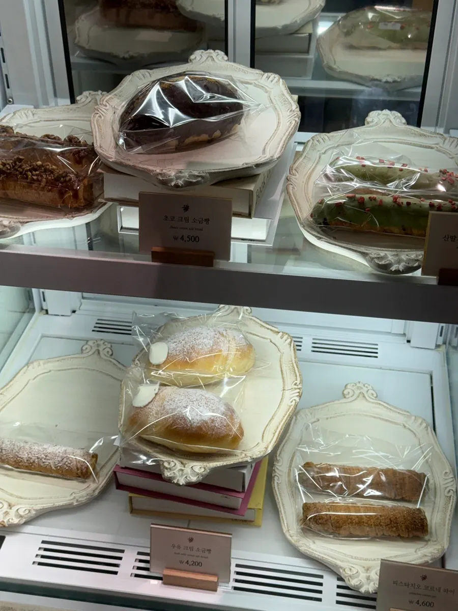 Bread and tables inside Boulangerie Tan