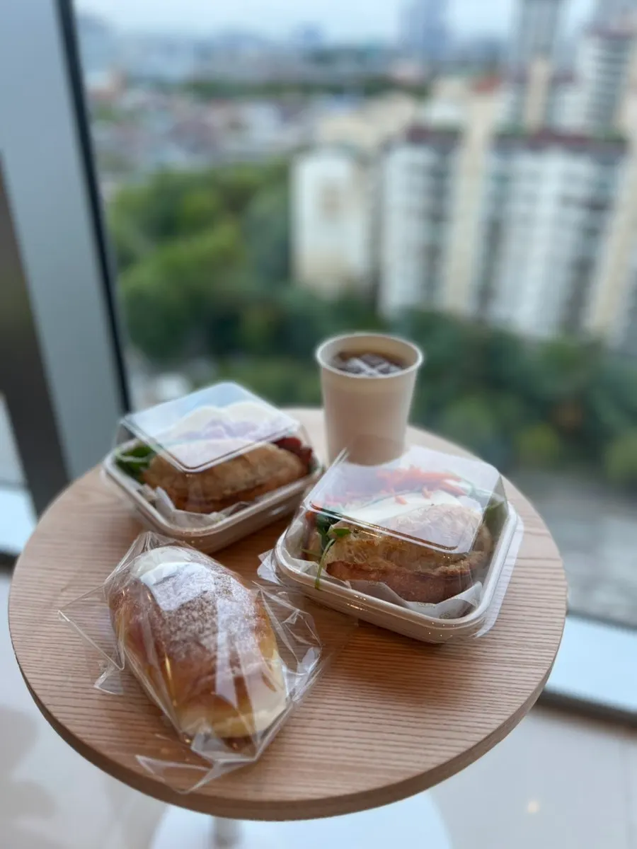 우유 크림이 가득 찬 소금빵