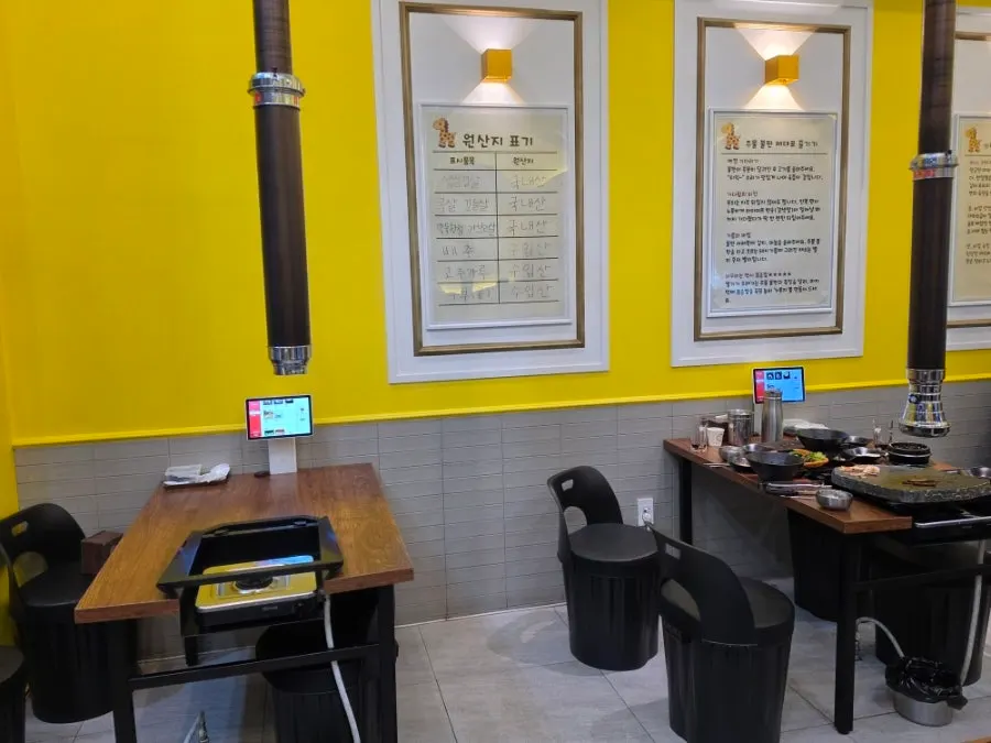 Clean interior dining hall of Girin Samgyeopsal